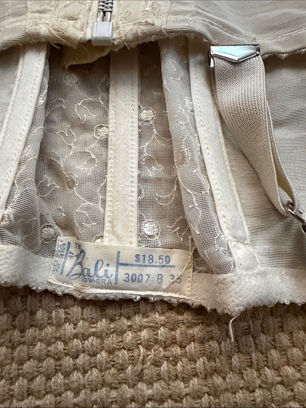 Bali Ivory/Off-White Lace Longline Bustier Corsets (Pair) vintage 1960’s - Picture 3 of 7